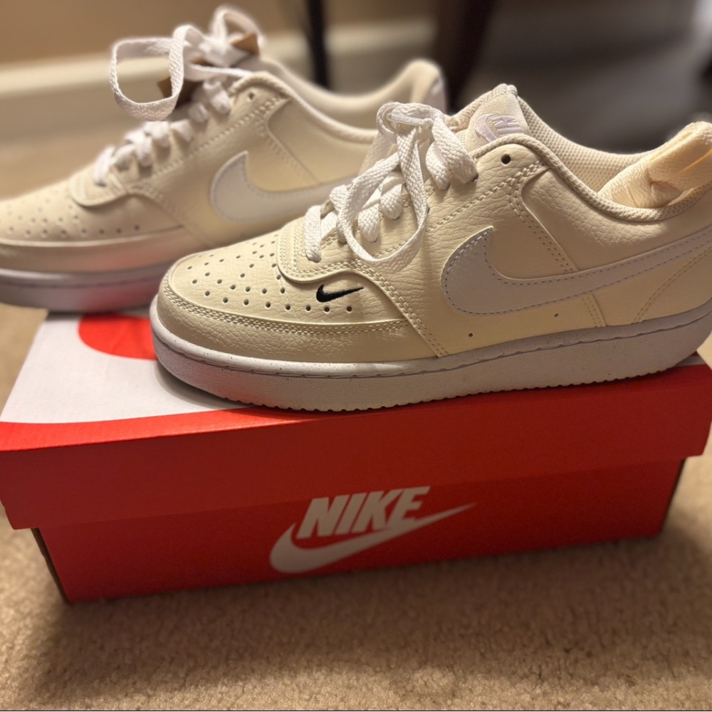 Women’s Nike Court Vision Low Size 6